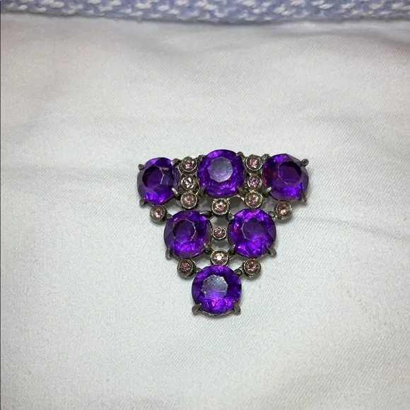 Vintage purple cluster inverted triangle brooch. JB4