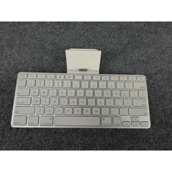 Apple iPad Keyboard Dock‎ A1359 Silver White Good 30-pin Connector Aluminum