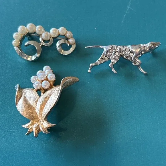 Brooches 3x Faux Peals And Rhinestones One Is Signed Pakula