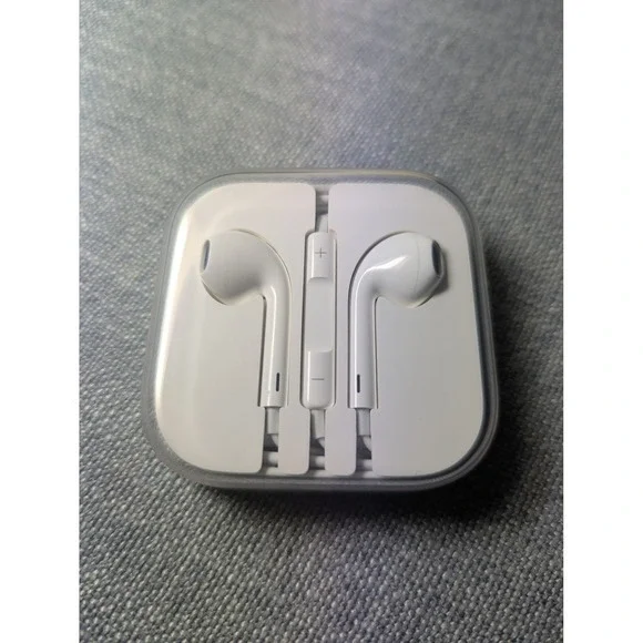 Apple Earbuds In Ear Headphones with 3.5 mm Aux Jack Microphone‎ White Wired