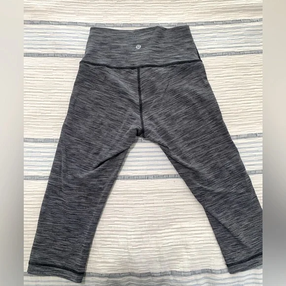 Lululemon Gray Capri with‎ inside pocket