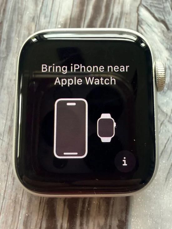 Apple Watch SE 40mm, silver aluminum case, abyss blue sport band