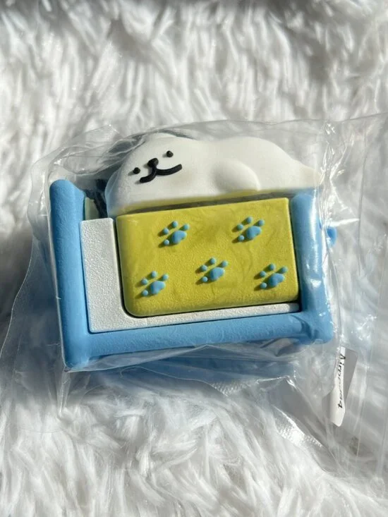 White Puppy Dog on Blu Bed Apple Airpod 4 Case