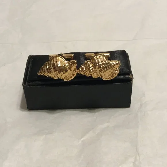 Vintage and exquisite pair of gold tone seashell shaped cufflinks w/ box
