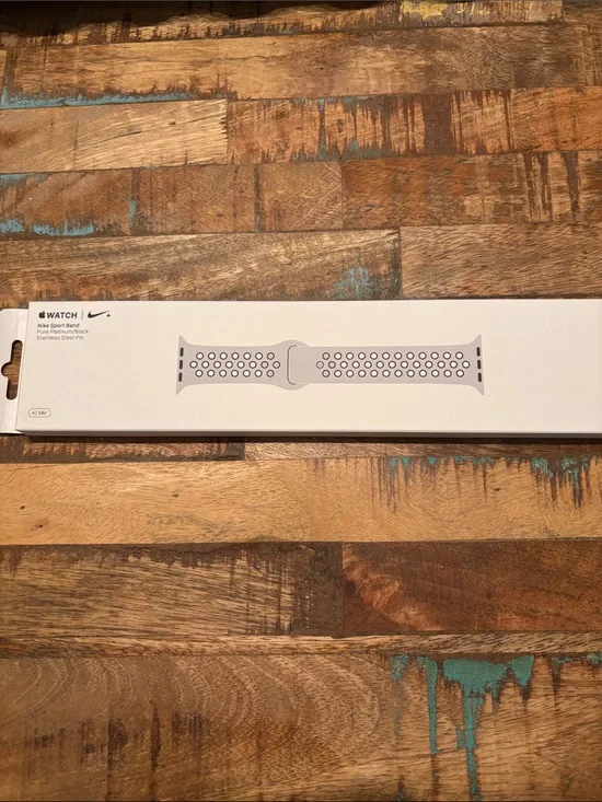 Sealed in Box Apple Nike Sports Band 42MM Platinum Color MSRP $50