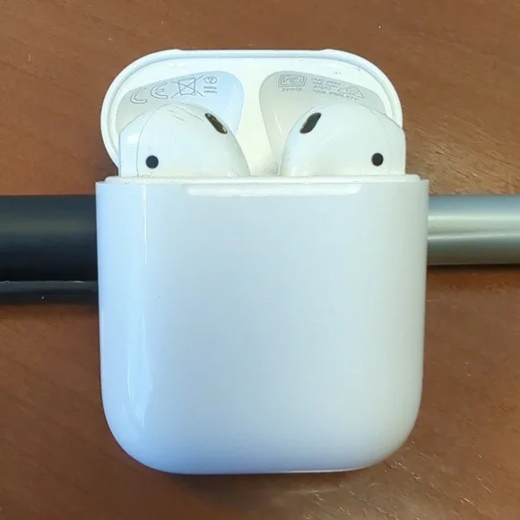 🎧 Apple AirPods (2nd Generation)