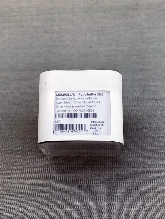 Apple iPod Shuffle 2GB 4th Generation Gold