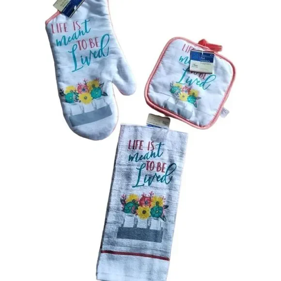 NWT 3 peice Kitchen pot holder/towel set