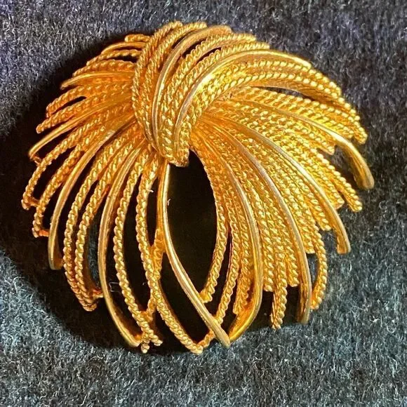 Vintage Monet Spray Starburst Gold Pin Brooch