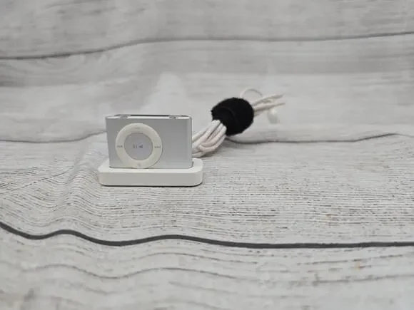 Apple iPod Shuffle 2nd Generation A1204 1GB Silver Clip-On Mini MP3 Player