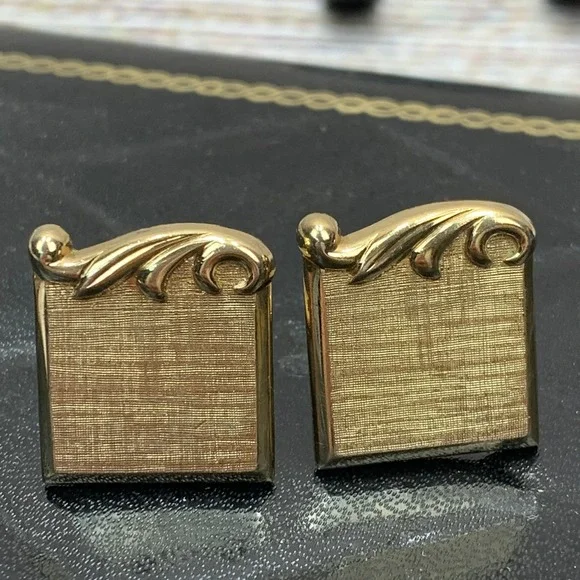 Vintage Swank Cufflinks Gold Tone Textured Square with Ornate Scroll‎ Design
