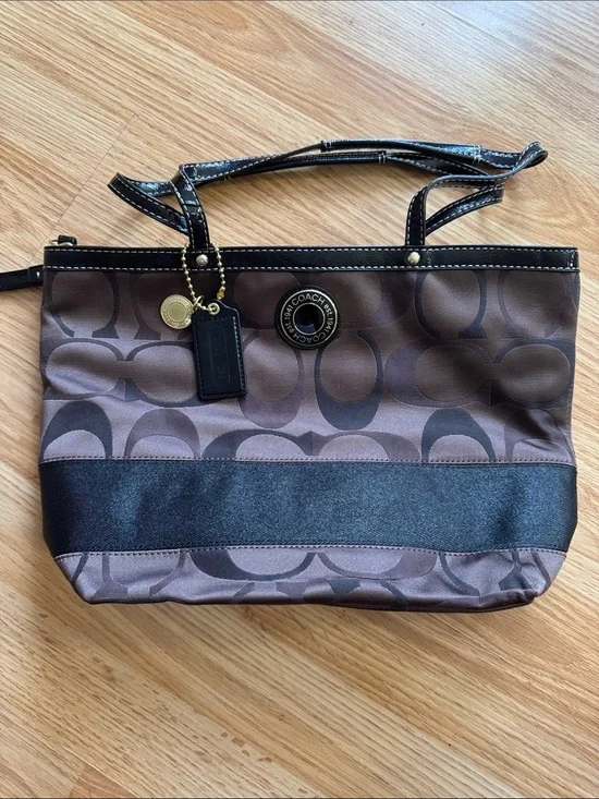 Coach Signature Canvas Tote 🔅