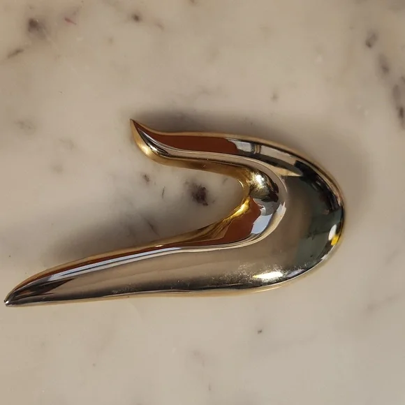 V i n t a g e Large Goldtone Swash Brooch