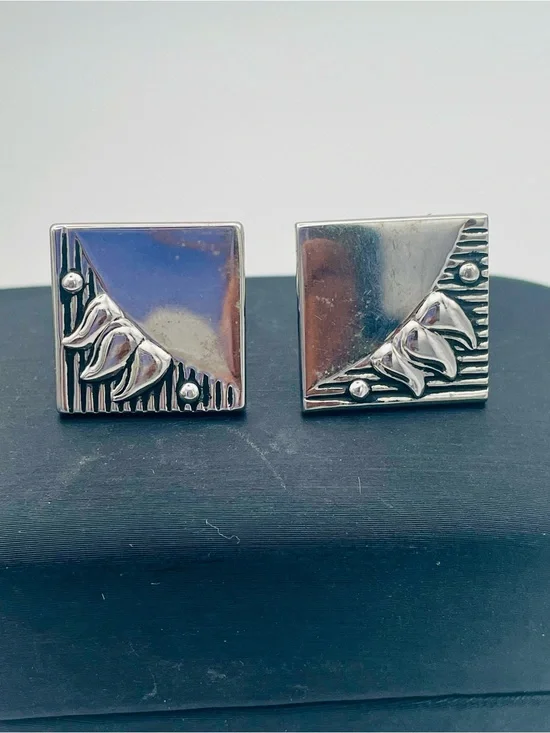 SWANK Silver Tone Square 3 Leaf Floral Accent Cuff Links. Vintage