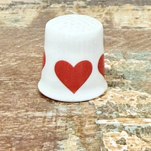 Thimble‎ Vintage Red Hearts 