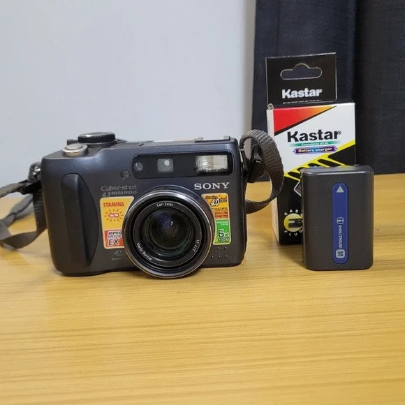Sony Cybershot DSC-S85 4.1MP Compact Digital‎ Camera Black