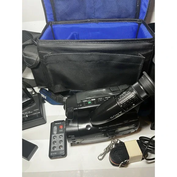 Sony Handycam CCD-TR71 Video 8 Camcorder Camera w Bag FOR PARTS OR REPAIR ONLY