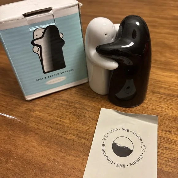 New In‎ Box Hug Ying/Yang Salt & Pepper Shakers By Mint