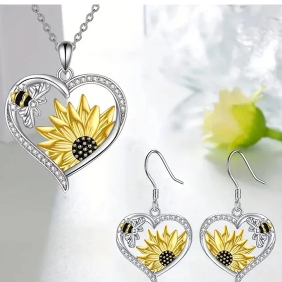 NWT! Elegant Sunflower in a Heart Pierced Dangle Earrings and Necklace Set!