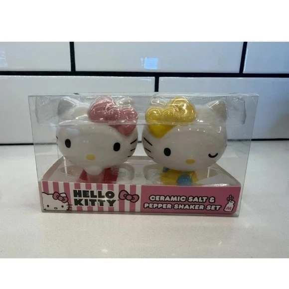 Hello Kitty, Ceramic Salt And Pepper Shaker Set NEW