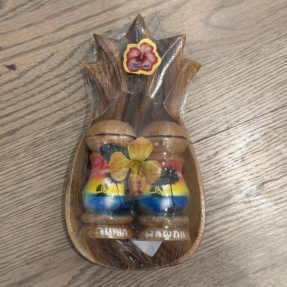 Vtg Wooden Souvenir Aloha Hawaii Salt & Pepper With Pineapple Dish