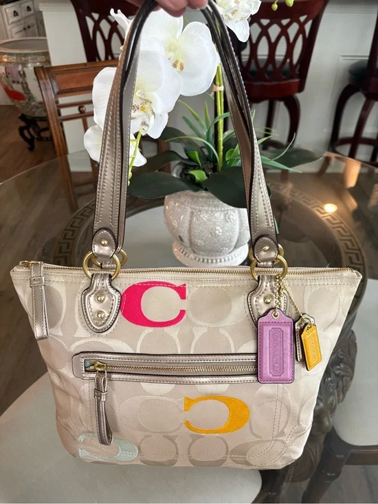 💜💛🩷COACH POPPY SIGNATURE “C” KHAKI/JACQUARD & LEATHER TOTE BAG!💜💛🩷