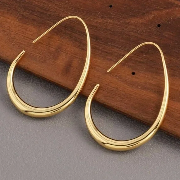 Gold minimalist hoop earrings ✨
