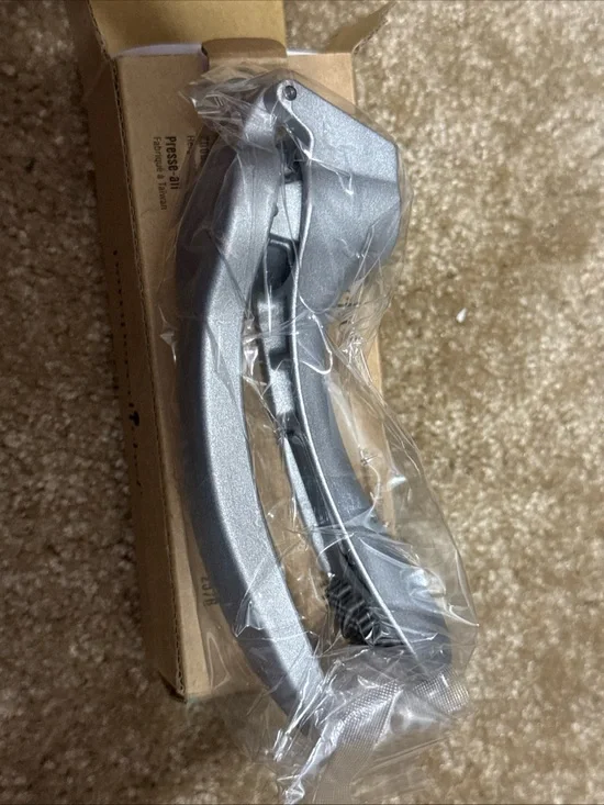 Pampered Chef Garlic Press #2576 With Cleaning Tool ~ New In Box