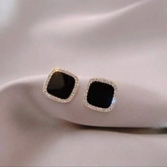 - Chic Nation Black and Silver Geometric Earrings