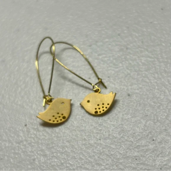 Cute Gold‎ tone bird earrings.