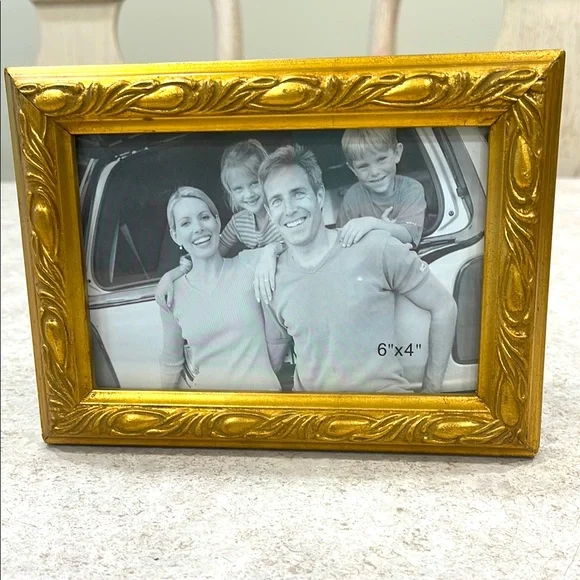 VINTAGE 80’s GOLD ORNATE PICTURE FRAME 6 x 4 or 4 x 6 EASEL STAND OR WALL HANG