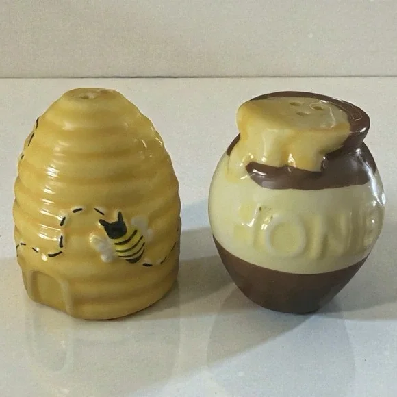 Cracker Barrel Salt And‎ Pepper Set Beehive And Honey Pot