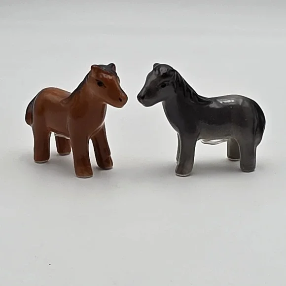 Cracker Barrel Ceramic Mini Horse Salt/Pepper Shaker Set‎