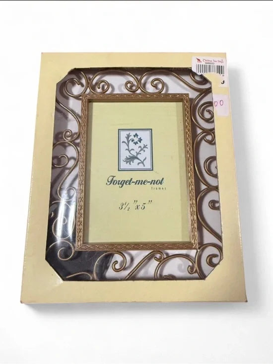 Forget-Me-Not ornate gold-toned picture frame sized for 3.5