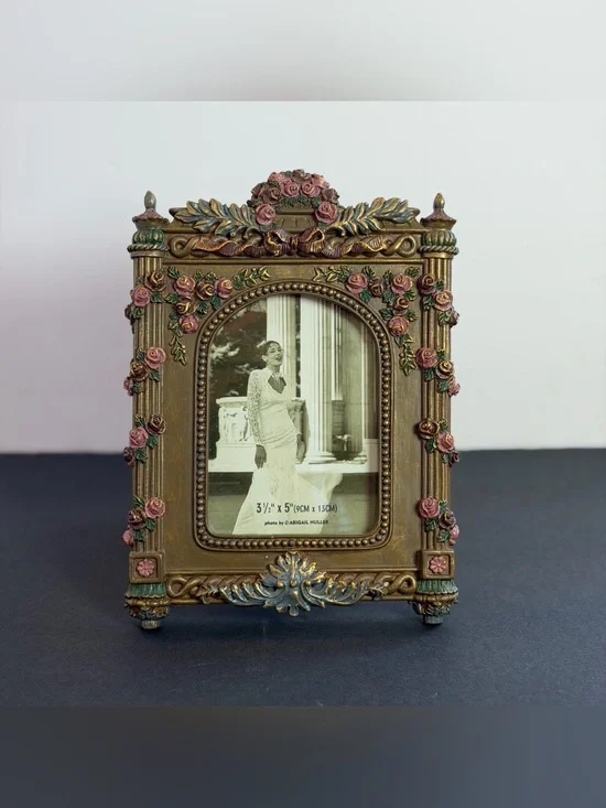 Picture frame with Rose trellis-Abigail Huller ceramic resin 3½