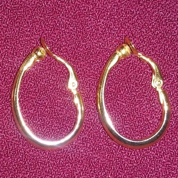 Vintage gold tone clip on earrings