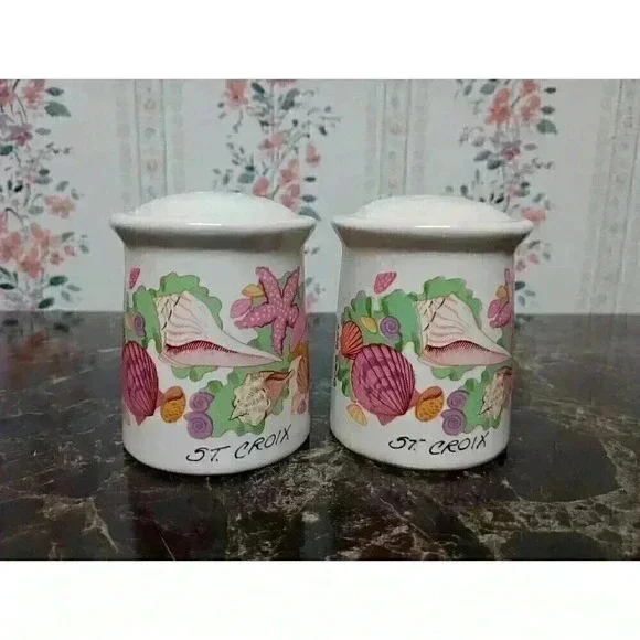 VTG ST CROIX SOUVENIR SALT AND PEPPER SHAKERS  WHITE SEA SHELLS COLLECTABLE