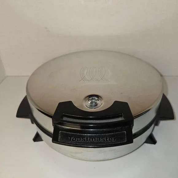 Toastmaster W252H Round Waffle Baker Maker Chrome 650W 7 Inch Grid Vintage