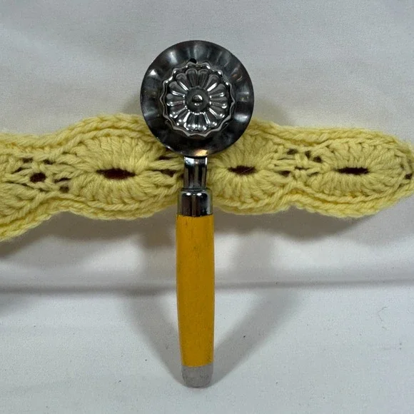 Vintage‎ Pastry Wheel Pie Crimper Crust Pasta Yellow Wood Handle Baking Grandma