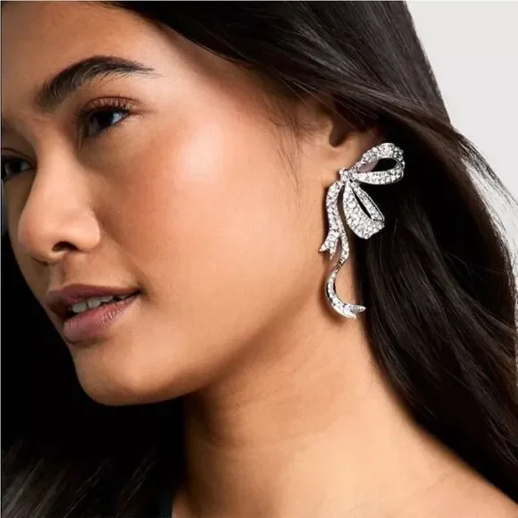 Statement bow earring M310