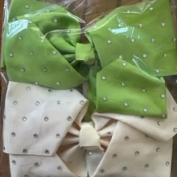 Bundle of (2) 8