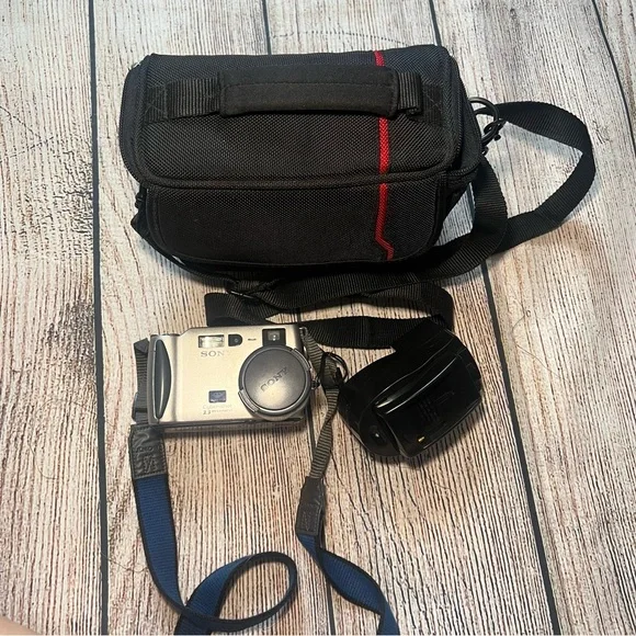 Sony‎ CyberShot DSC-S70 Digital Camera Carl Zeiss Lens Bundles With Charger READ