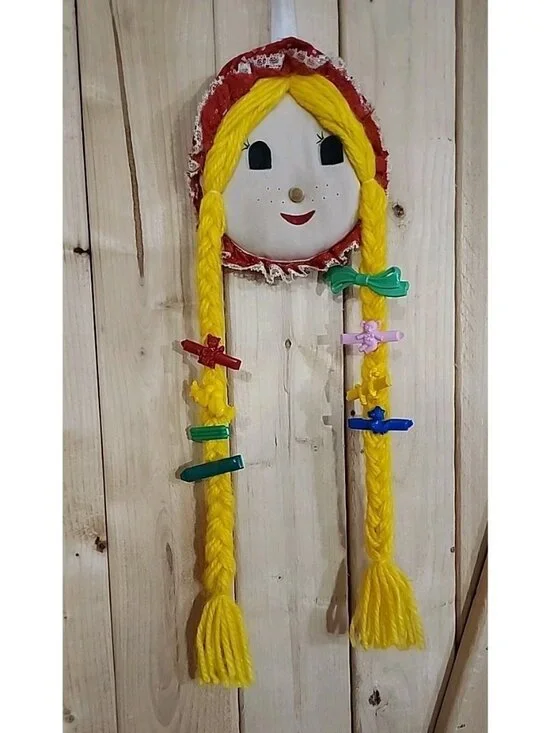 VTG 70s Yarn Doll Hair Barrette Holder Long Braids Wall Hanging Cute Barrettes