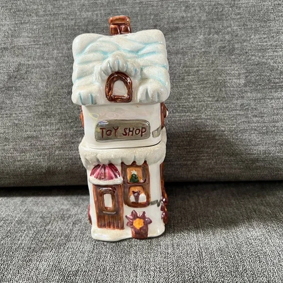 Vintage Collectible Village Toy Shop Ceramic Salt‎ And Pepper Shakers, Stackable