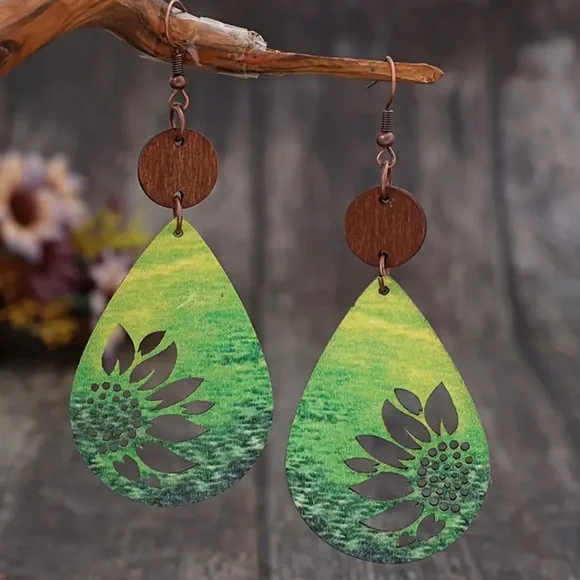 NWT! Beautiful Boho Gradient Green Teardrop Shaped Pierced Floral Earrings!