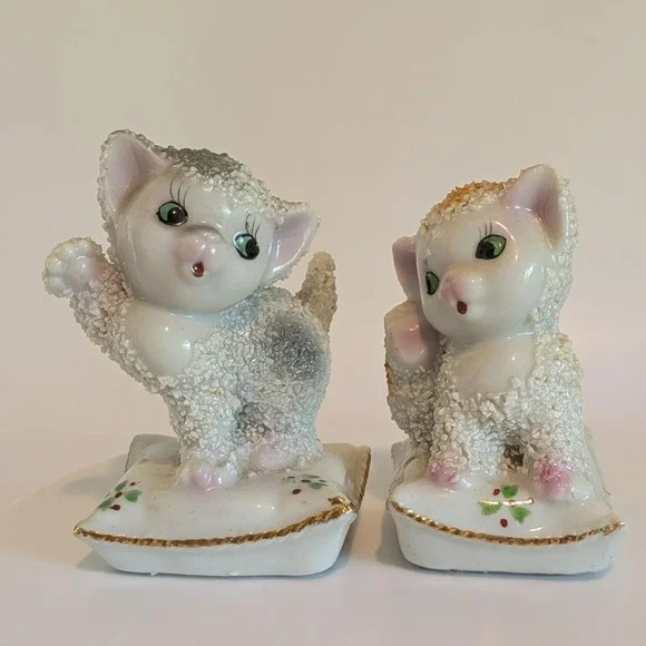 Vintage Victoria Ceramic Sugar Textured Cats On Pillows Salt & Pepper Japan MCM