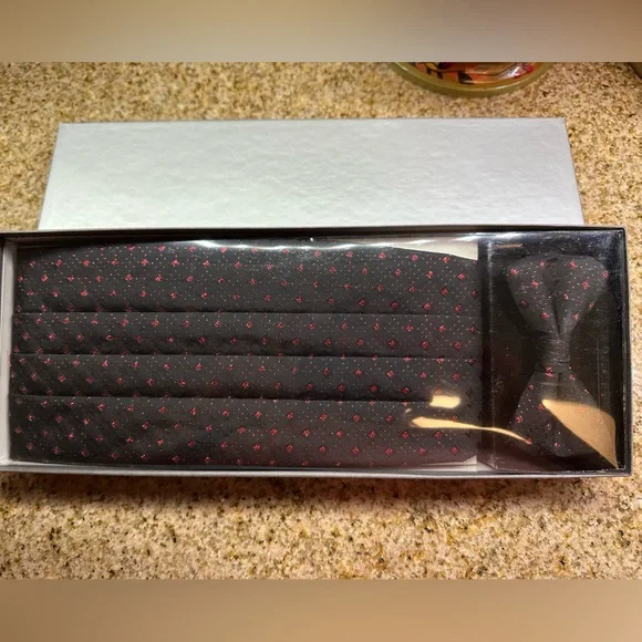NIB Elegant Black and Red Cummerbund and bow Tie