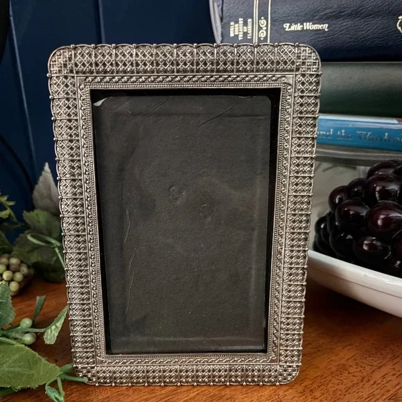 Lattice Metal Picture Frame Unisex 4x6 Silver Excellent Ornate Velvet
