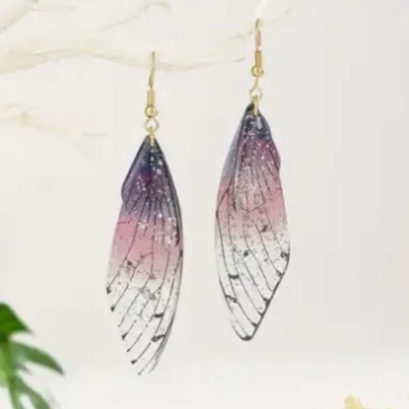 NWT! Gorgeous Dragonfly Wing Pierced Dangle Earrings in Glitter & Dark Purple!