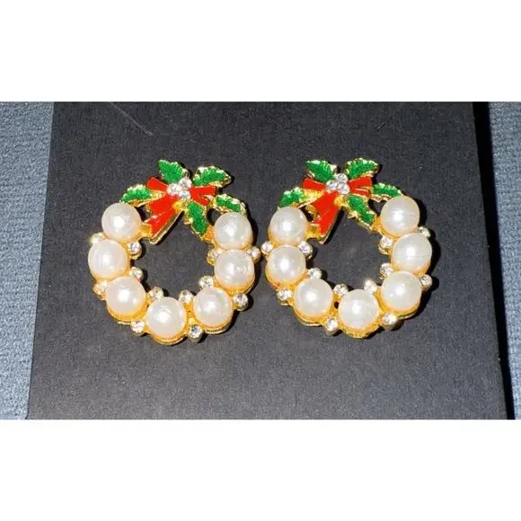 NWT Elegant Faux Pearl Christmas Wreath Earrings ,lightweight,Stud Goldtone